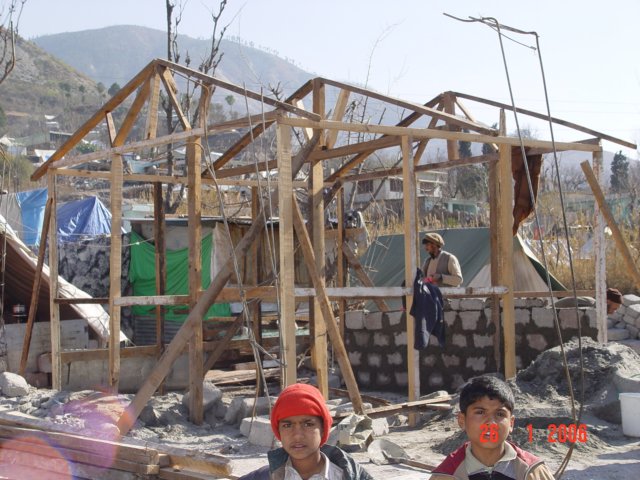 pakistanearthquake2005makingshelters.jpg