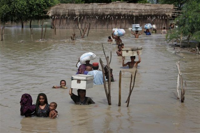 floodvictimsevacuatetheirvillagesinsukkurpakistan.jpg